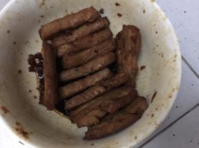 将腌制好的五花肉肉皮朝下整齐码放在碗底