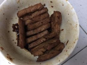 将腌制好的五花肉肉皮朝下整齐码放在碗底