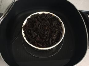 然后将泡发的梅菜切碎放在五花肉上，再放入蒸锅上锅蒸2个小时