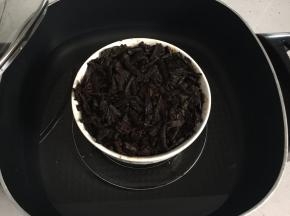 然后将泡发的梅菜切碎放在五花肉上，再放入蒸锅上锅蒸2个小时