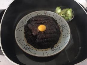 再将鹧鸪蛋磕入五花肉中间稍微蒸一下，蒸蒸日上就是这样命名的