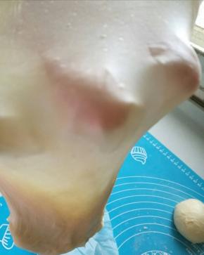 面团揉到可以拉出这样的膜就可以了