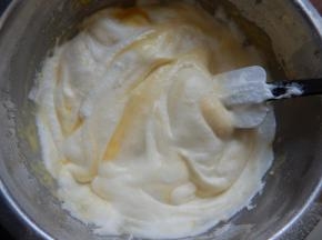 蛋清打发好加入蛋黄液里