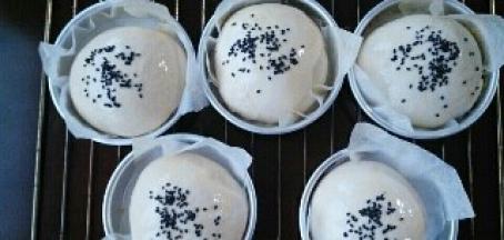 室温发酵2倍大后，刷蛋液，撒一些黑芝麻