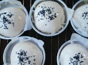 室温发酵2倍大后，刷蛋液，撒一些黑芝麻