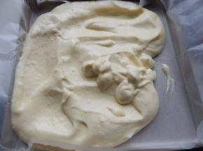 倒入搅拌好的蛋糕液