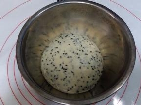 倒入黑芝麻，揉匀。收圆后，放容器内，盖保鲜膜进行发酵。