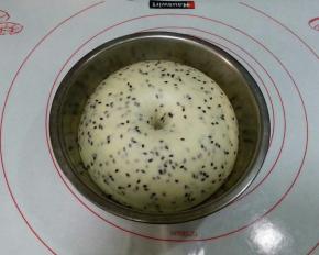 面团发酵至两倍大，用手在面团上戳个洞，洞口不回缩，表示发酵完成。