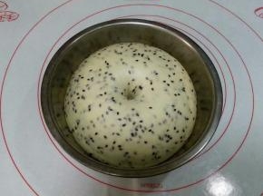 面团发酵至两倍大，用手在面团上戳个洞，洞口不回缩，表示发酵完成。