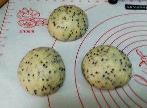 分成三等份，排气，滚圆，盖保鲜膜松驰15分钟。由于我要做平顶吐司，这个面团份量有些大，故分成170克三份，余下的做个小面包。要是做山形吐司，直接分成三份即可。