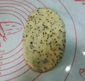 松驰好的面团，擀成椭圆形面片。