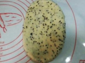 松驰好的面团，擀成椭圆形面片。