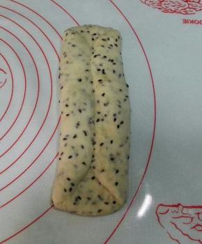 翻面，面片两边向中间对折。用手按压面片排气。