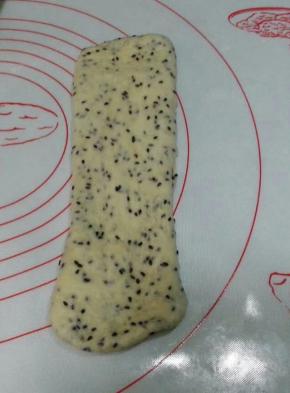 擀长，将面片边上的气泡按掉。