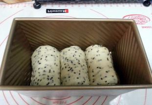 放入吐司模，盖保鲜膜，进行二次发酵。