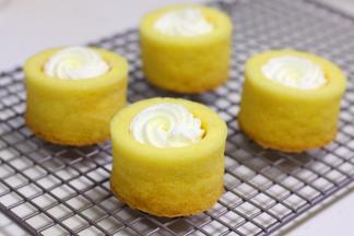 在蛋糕杯内挤上奶油。