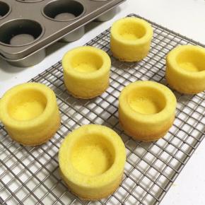 出炉后轻震两下倒扣，放凉后即可脱模。