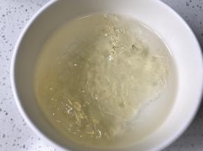 吉利丁片20g用冰水泡软做慕斯液用，另外5g分开用冰水泡软，做镜面用。夏季需放入冰箱。