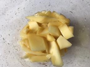 芒果削皮切块，漂亮的滴上几滴柠檬汁，抗氧化，不漂亮的块状需要200g，放入料理机，准备打成芒果泥用