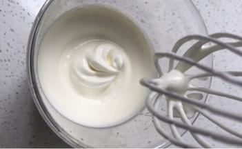 淡奶油250g，加入细砂糖25g，打至七成发。