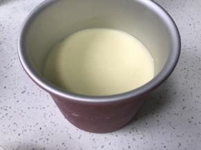 将拌好的慕斯液倒入模具中，放入冰箱冷藏4小时以上。