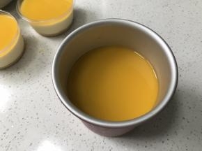 待刚好冷却后，倒入慕斯蛋糕上层，以5mm左右的厚度为宜。冰箱冷藏30分钟