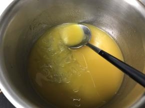 制作镜面，将50g芒果果酱加入50g清水，加入5g泡好的吉利丁片，小火加热，搅拌均匀，关火