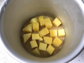 取出冷冻好的饼干底，放入适量芒果块。