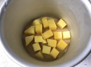 取出冷冻好的饼干底，放入适量芒果块。