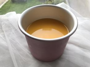 取出慕斯蛋糕，用电吹风温热档绕模具侧面吹三四圈，即可脱模。可以把模具放在一个比模具直径小的杯子上面，模具慢慢往下移动，就完美脱模了。底部有油纸，拿一个很薄的刮刀插入底部，再轻轻移动入盘。