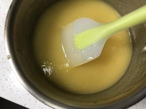 芒果肉200g，放入料理机打成泥，加20g细砂糖，放入小锅中小火加热，放入泡好的鱼胶片20g，搅拌均匀，加热过的芒果泥不太容易氧化，但是为了保证新鲜口感，所以我煮的时间不长，五分钟。
