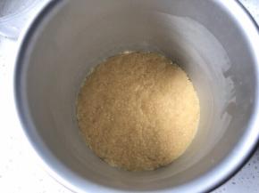 模具底部铺上油纸，再将拌好的饼干碎铺在模具底部，压平，可以用擀面杖压。弄好以后放入冰箱冷冻20分钟