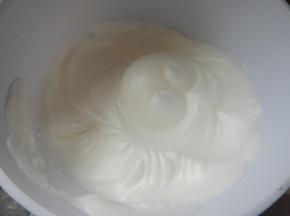 三个鸡蛋清加入40克白糖打发