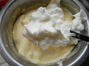 然后加入蛋黄液里