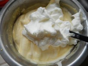 然后加入蛋黄液里