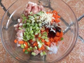 肉末加入葱花、切碎的胡萝卜、盐、蚝油、鸡精、胡椒粉拌匀