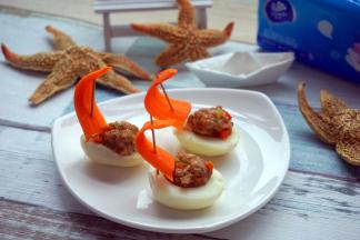 将胡萝卜切片，取牙签穿上，然后插在鸡蛋上成帆船状