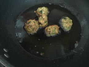 锅里热油后将萝卜面糊捏成丸子放入油锅中炸至表面金黄即可