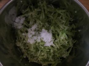 萝卜抽丝后加盐腌制片刻，然后滤去多余的水份