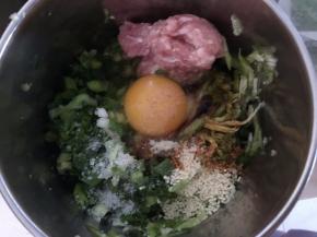然后加入肉末、鸡蛋、葱花、鸡精、生抽、白砂糖拌均