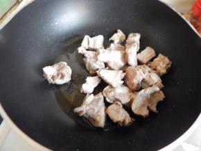排骨焯一下料酒水，在放清水里煮半小时，炒匀