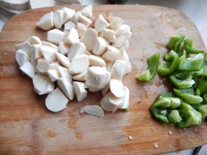 杏鲍菇及菜椒切好