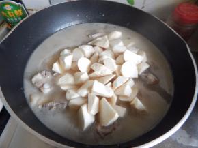 排骨在炖半小时加入杏鲍菇