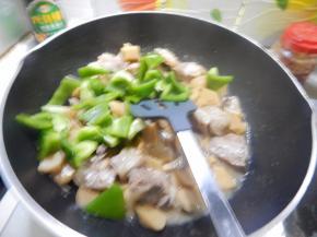 炒匀后加入菜椒