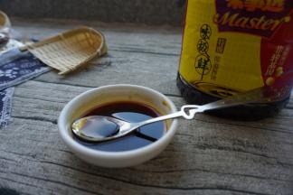 取一碟子，加入蚝油和生抽调匀