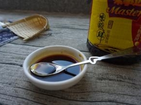 取一碟子，加入蚝油和生抽调匀