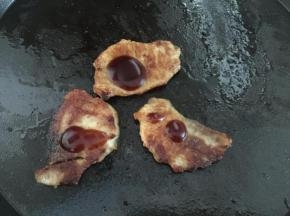 煎至两面金黄时滴入适量蚝油和生抽翻拌均匀继续稍稍煎一下