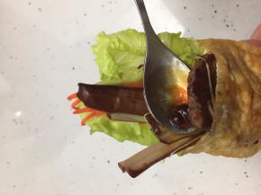 吃的时候勺入勾芡好的酱汁