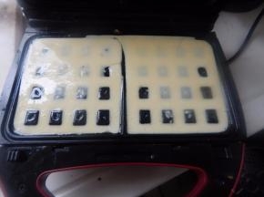 倒入面糊，上下加热煎