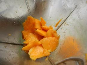 切好的芒果放搅拌机里